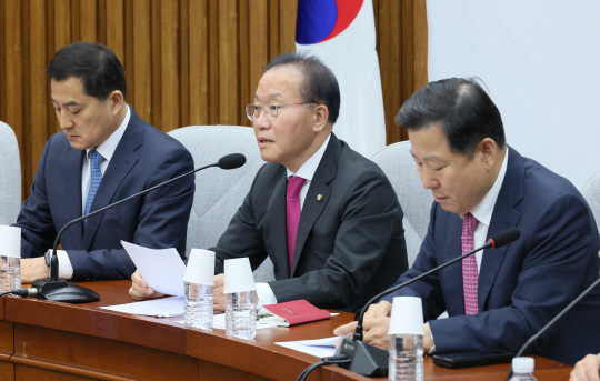 윤재옥 국민의힘 원내대표가 22일 국회에서 열린 원내대책회의에서 발언하고 있다. 연합뉴스